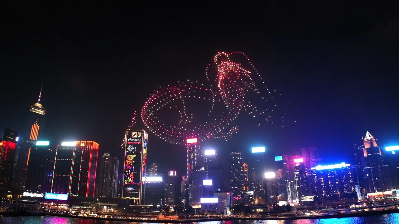 繁华香港街头沉思的钟楼前演员，时光流转的香港故事